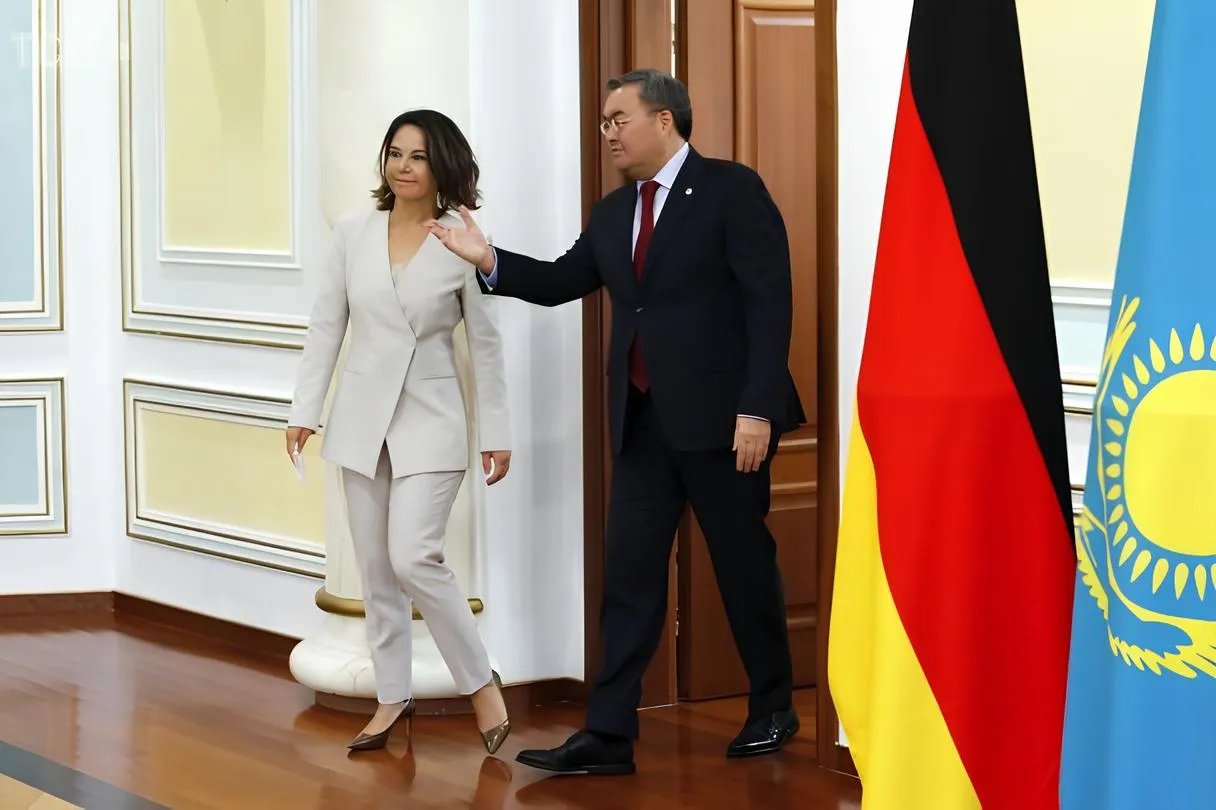 Костюм у трендових кольорах та скошений крій - на часі