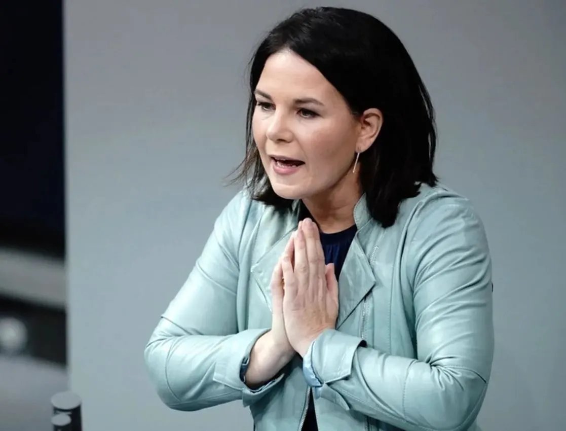 Зовсім трішечки глему зайвим не буде: блідо-блакитна шкірянка до темно-синьої сукні