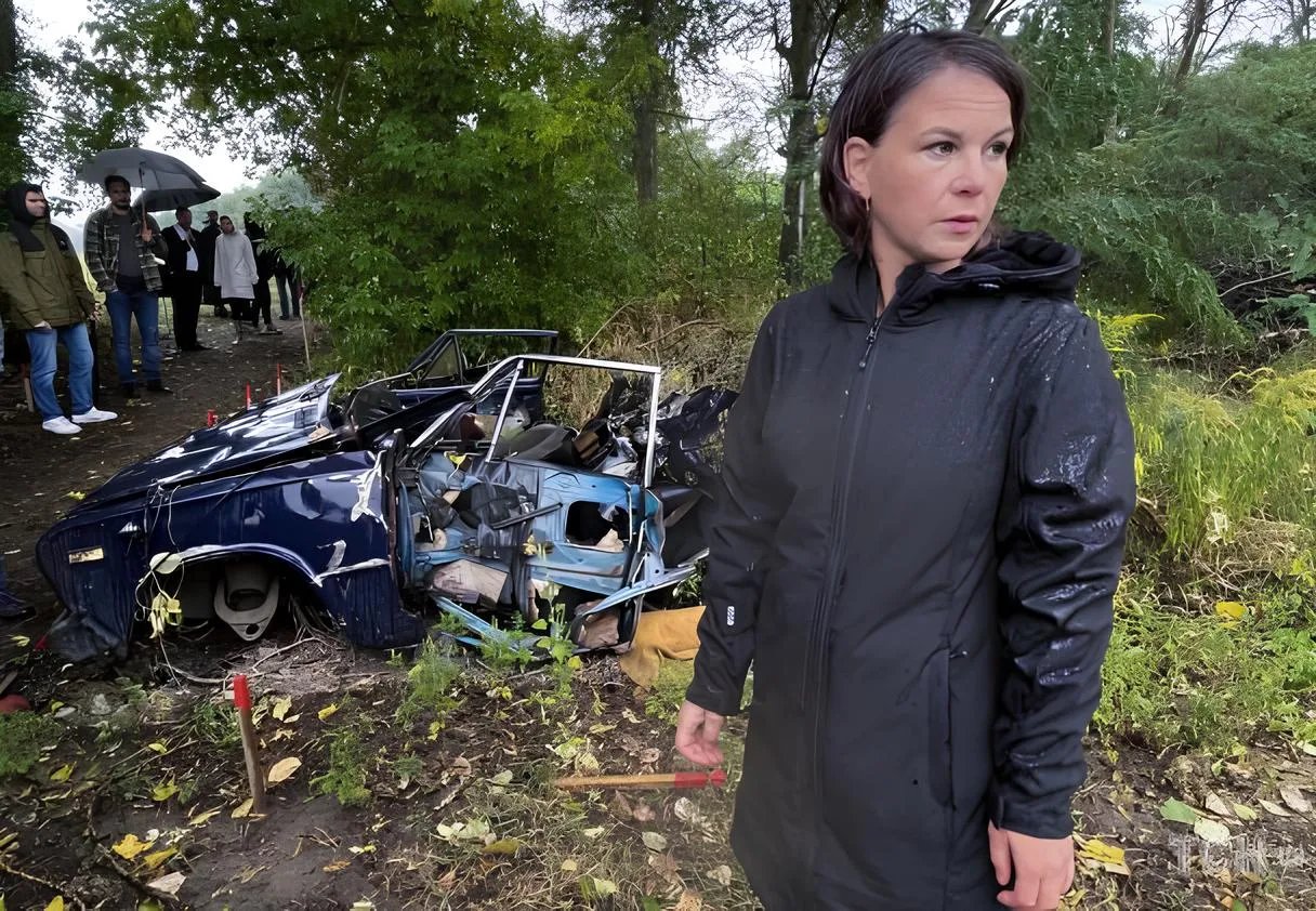 В простій чорній куртці Бербок сфотографували на тлі знищеного міною авто