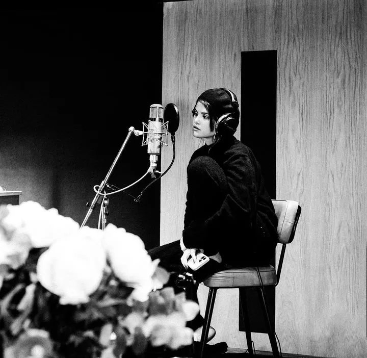 Опечаленная певица