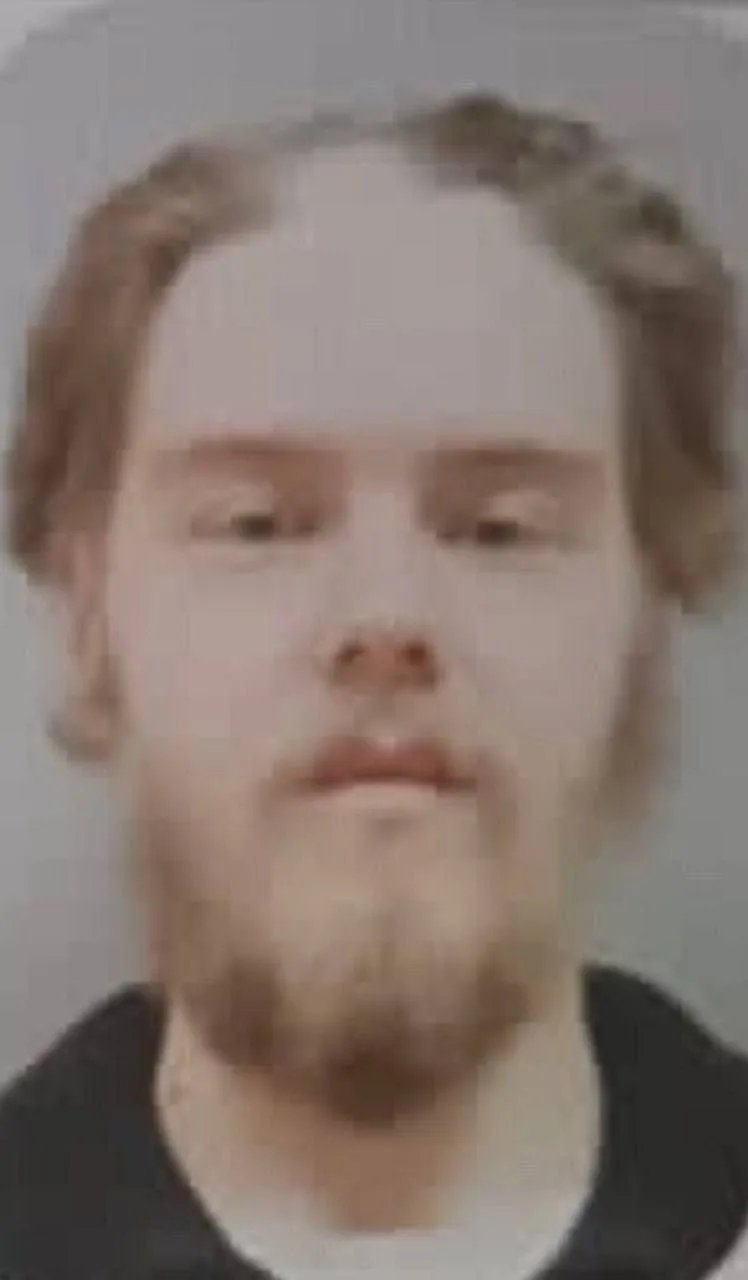 Астанавітєсь: шервудський будинок Януковича захопив чоловік на прізвище Черненко, він кидає коктейлі Молотова на силовиків - деталі 1