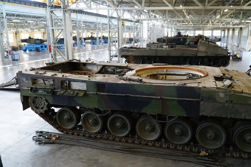 Перші танки Leopard-2 вже ремонтують на заводі. Фото: Waldemar Wylegalski Перші танки Leopard-2 вже ремонтують на заводі. Фото: Waldemar Wylegalski