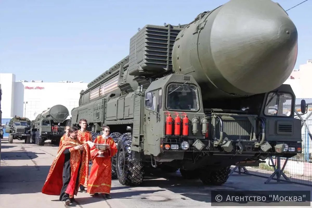 РПЦ освящает ракеты РПЦ освящает ракеты