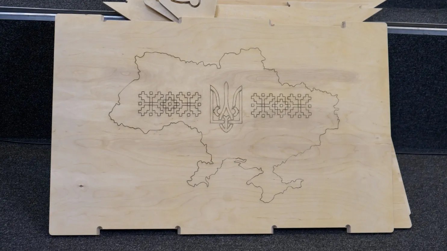 На скамейках изображена карта Украины