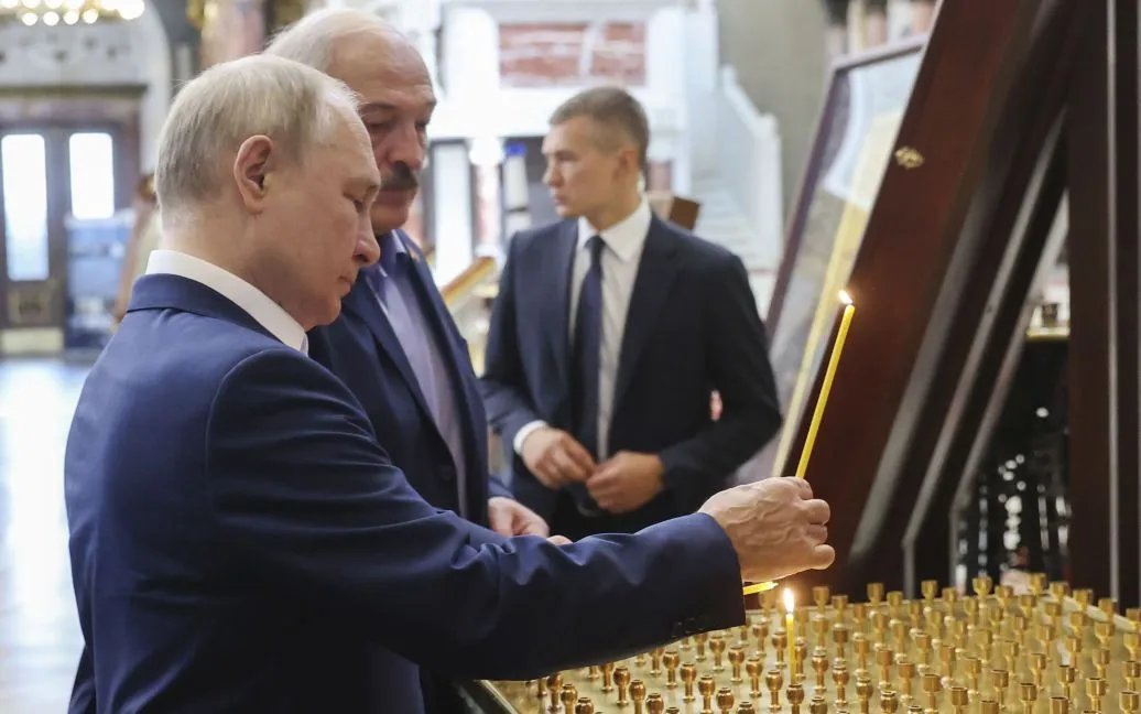 Путін цинічно запалив свічку після атаки на храм в Одесі Путін цинічно запалив свічку після атаки на храм в Одесі