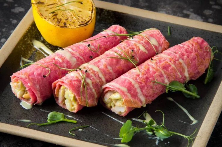 Рожеві млинці з авокадо та креветками Рожеві млинці з авокадо та креветками