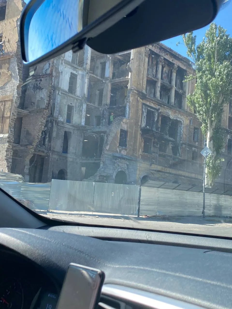 Окраины Мариуполя поздравляют российских отдыхающих