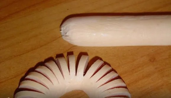 Ріжемо сосиски таким чином