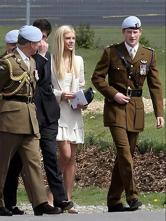 Челси Дэви в сопровождении принца Гарри и нынешнего короля Англии Карла III - а затем - принца Уэльского Чарльза