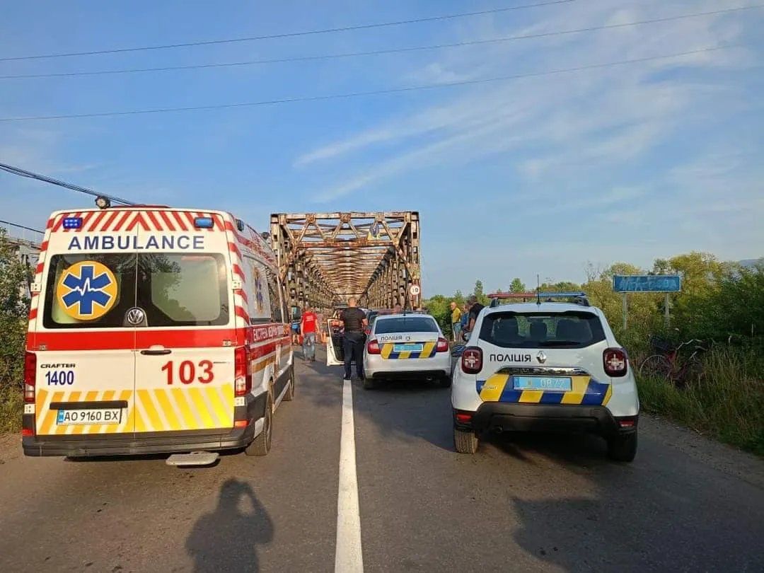 На місці руйнування працюють правоохоронці, рятувальники та медики