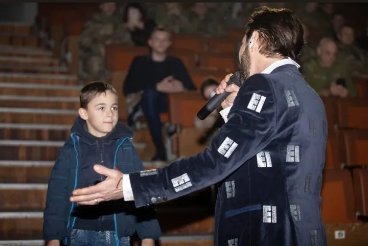 Посеред концерту підійшов хлопчик. Ніколи не забуду його очі.