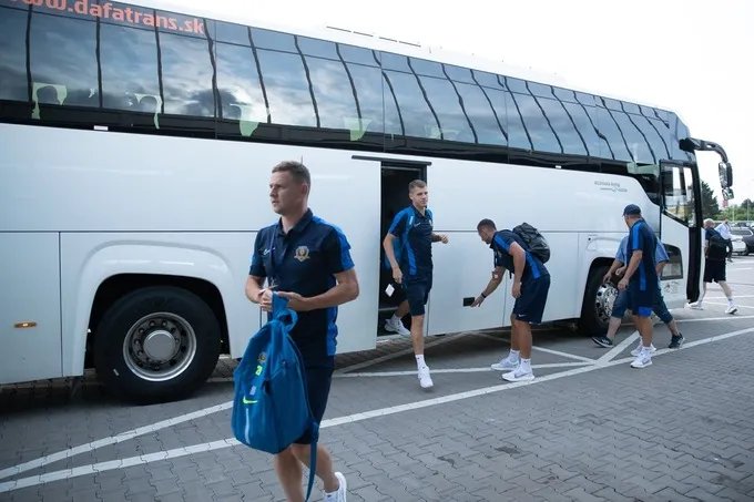 Футболісти прибули на стадіон