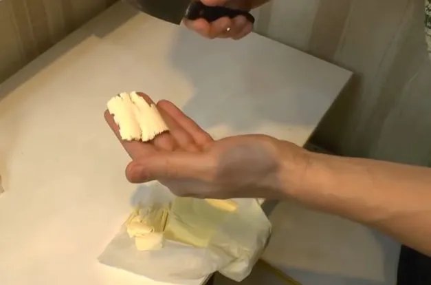 Натуральне заморожене вершкове масло при розрізанні тріскається