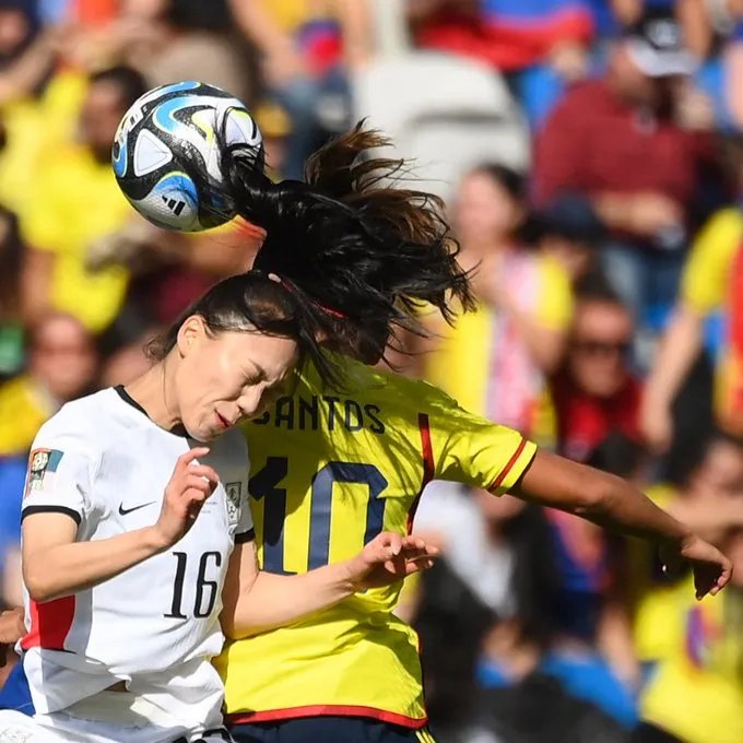 Боротьба за м'яч (Фото: twitter FIFA) 