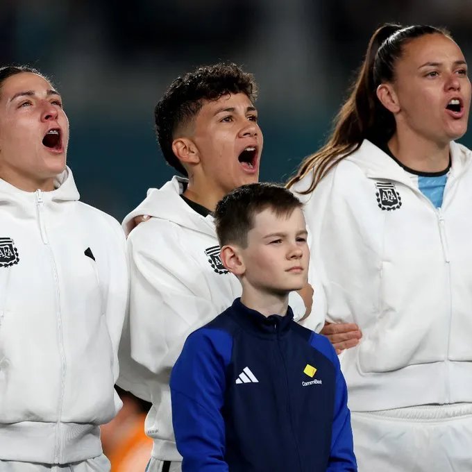 Виконання гімна (Фото: twitter FIFA) 