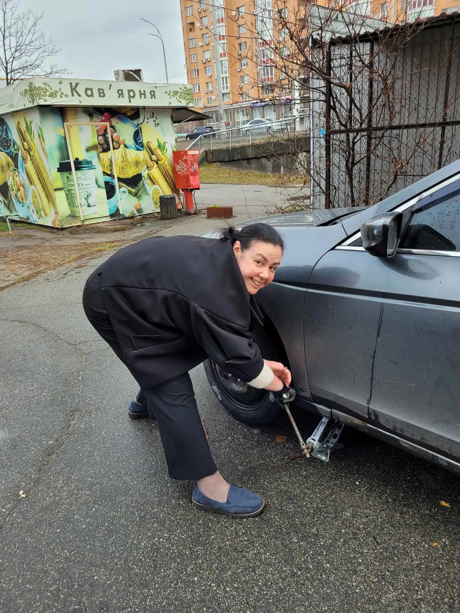 Олена Гребенюк з перших днів повномасштабного вторгнення активно робить добрі справи, не дивлячись ні на що.