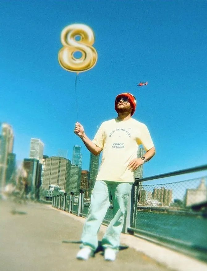 Джей Сайрус празднует восемь лет жизни без алкоголя