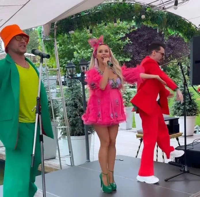 Певица Солоха гоцала, хотя она сейчас на 8-м месяце беременности.