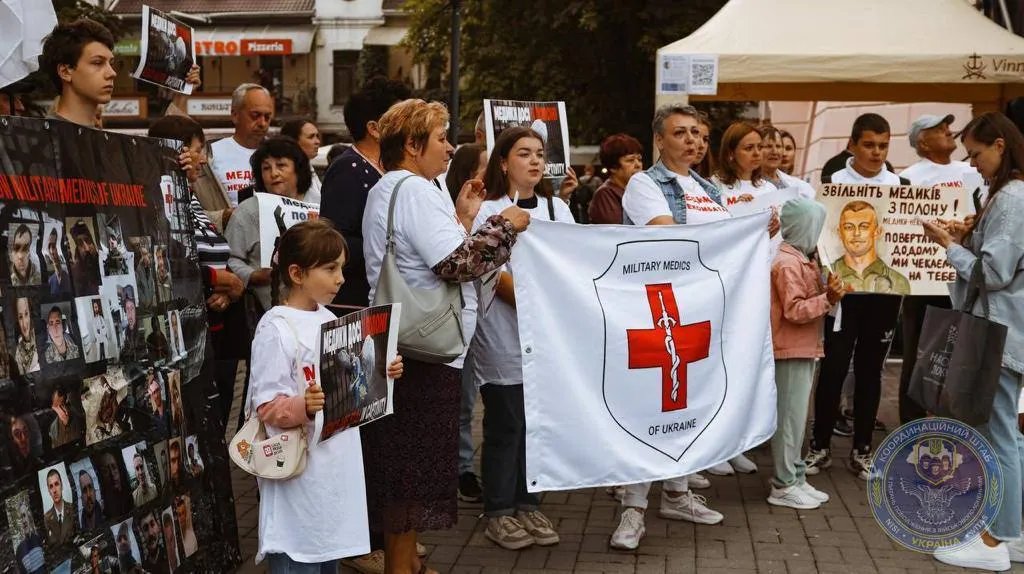 Плакаты в поддержку медиков