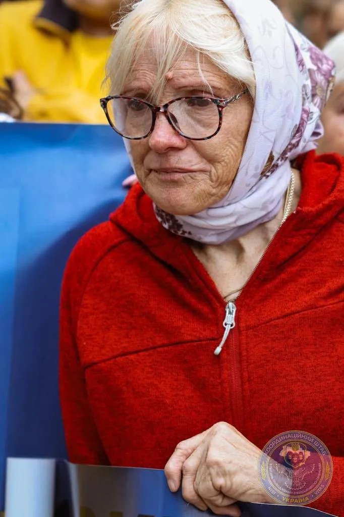 Старушка женщина плачет на события в Виннице