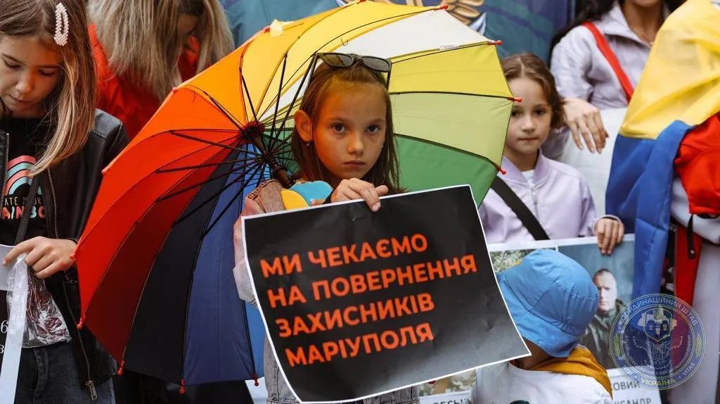 Девочка с плакатом на закате