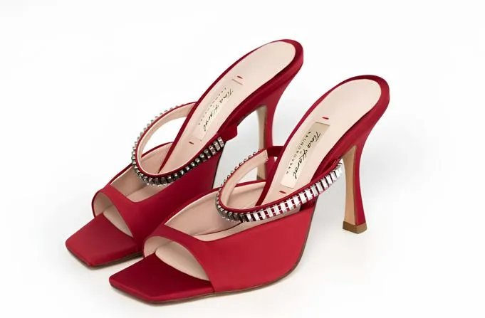 Це атласні босоніжки пурпурного кольору з каблуком-рюмочкою та інкрустацією на ремінці