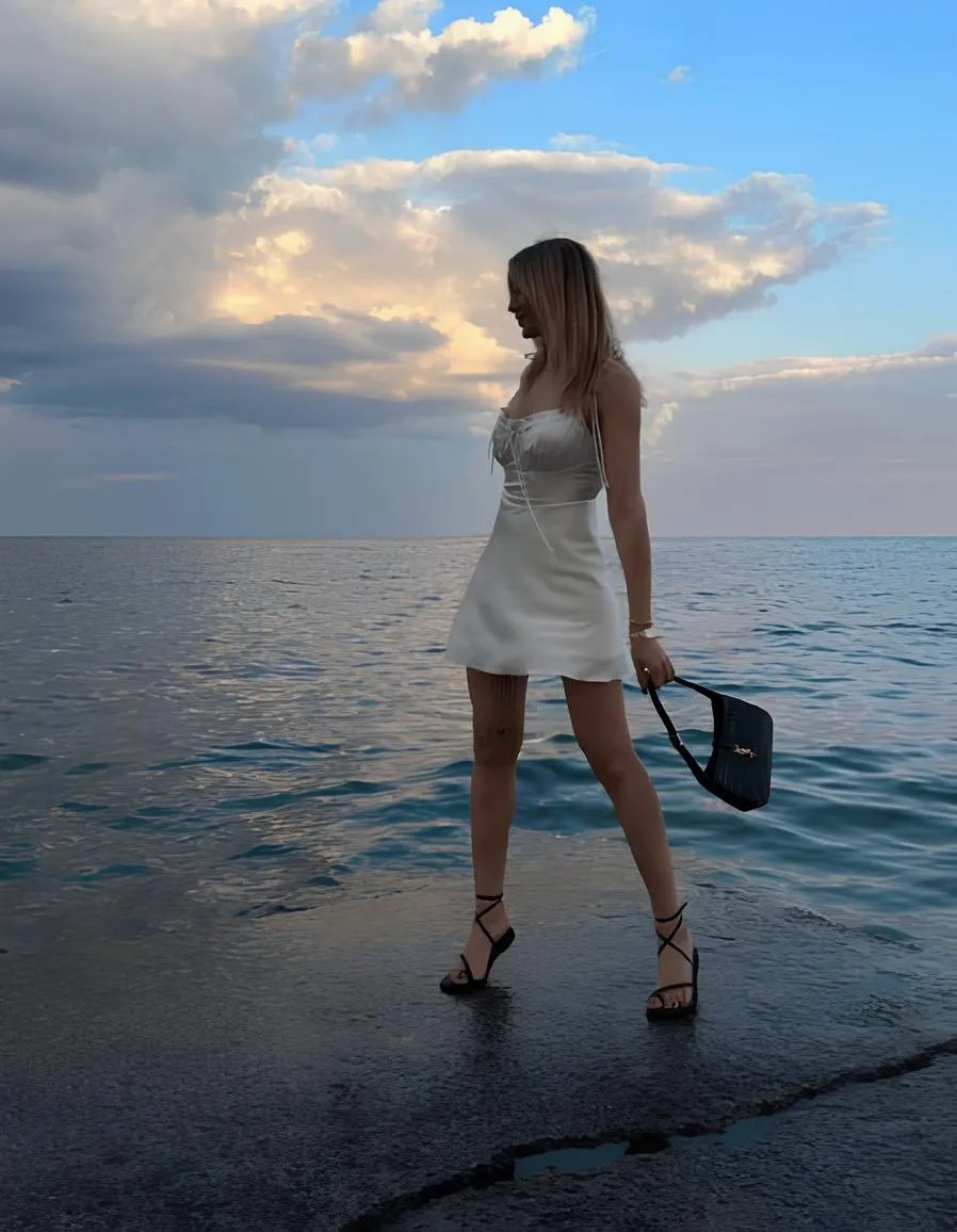 Леся Микитюк в Одесі засвітила стильні босоніжки на низькому ходу зі шнурівкою