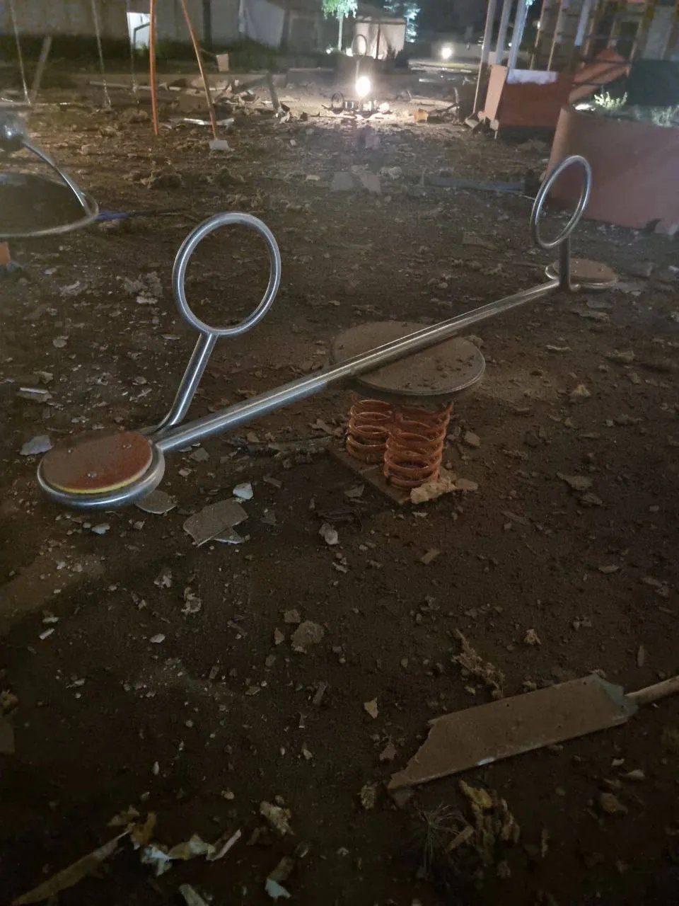 Дитячий майданчик цілком засипаний уламками