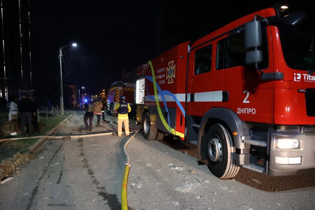 ДСНС України ліквідували пожежу в адміністративній будівлі після прильотів у Дніпро - фото 2