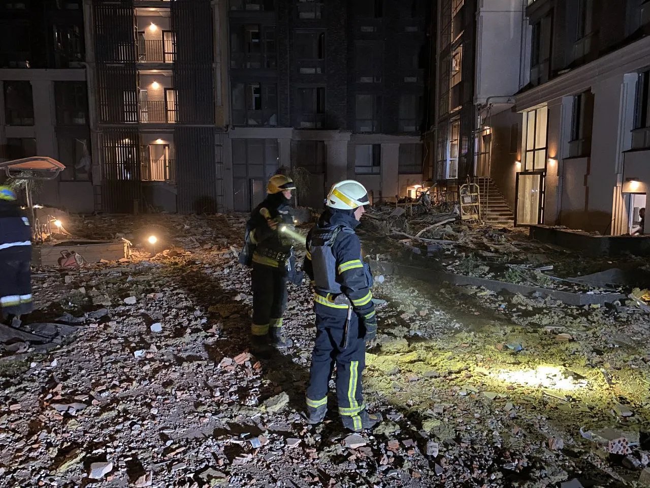 ДСНС України ліквідували пожежу в адміністративній будівлі після прильотів у Дніпро - фото 5
