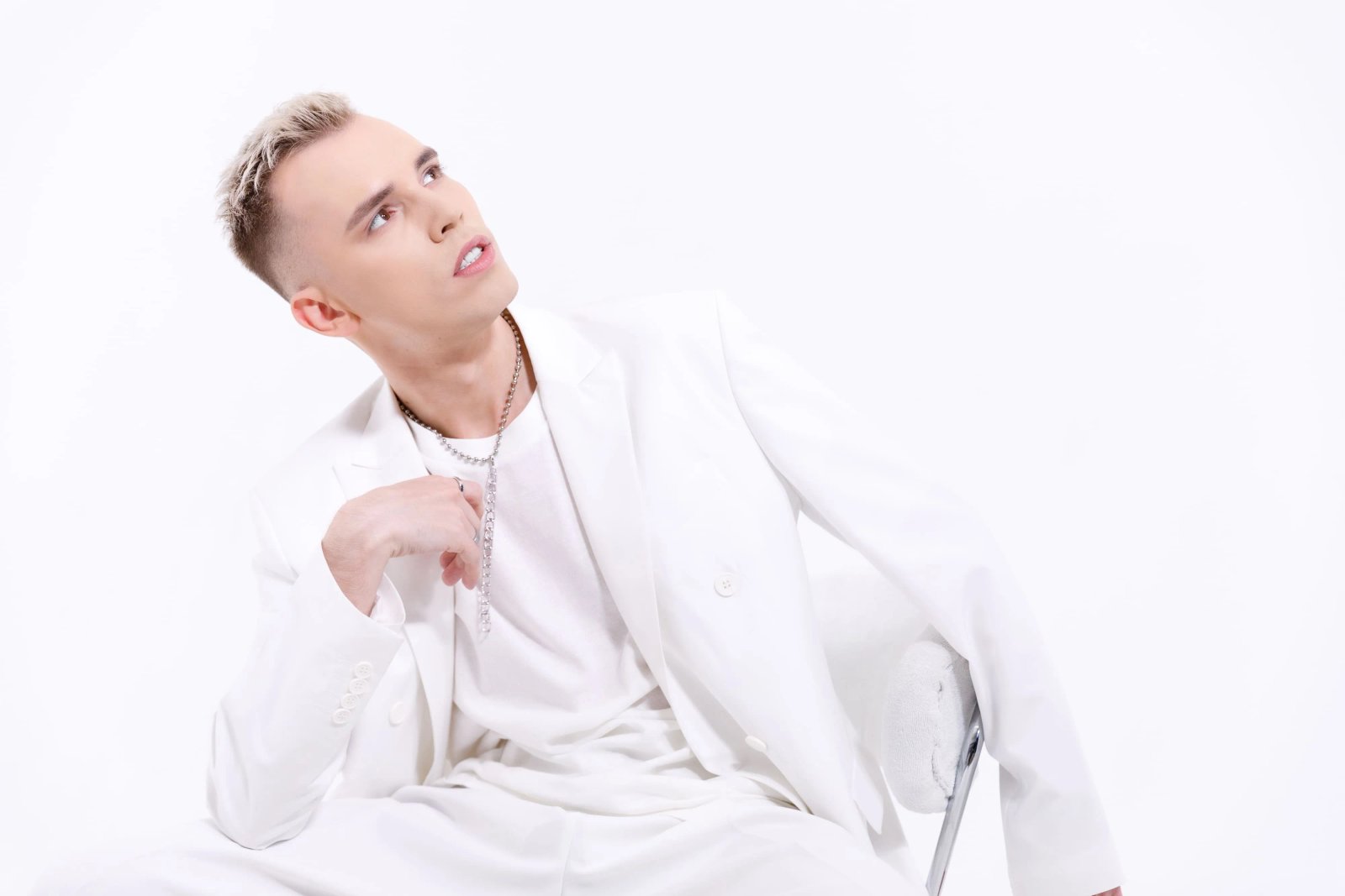YOGEN: він готовий подолати сотні кілометрів заради неї...