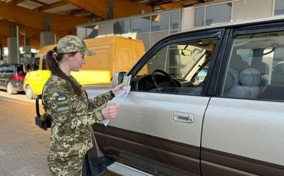 Некоторые мужчины могут уезжать из Украины. Фото из открытых источников