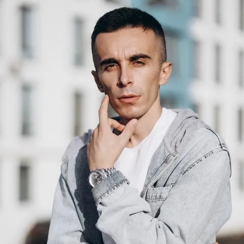 До артистической деятельности работал фотографом. 