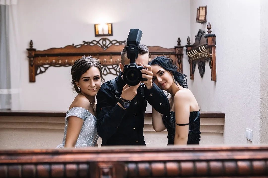 Раньше певец серьезно занимался фотографией.