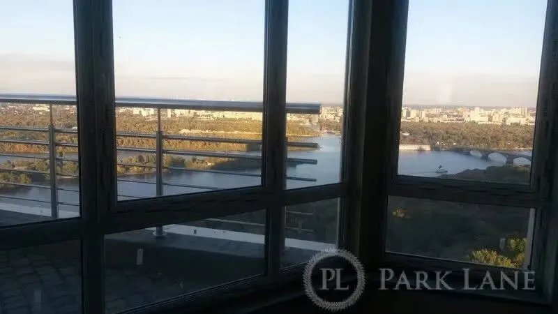 Из квартиры открывается панорама на Левый берег Киева Из квартиры открывается панорама на Левый берег Киева
