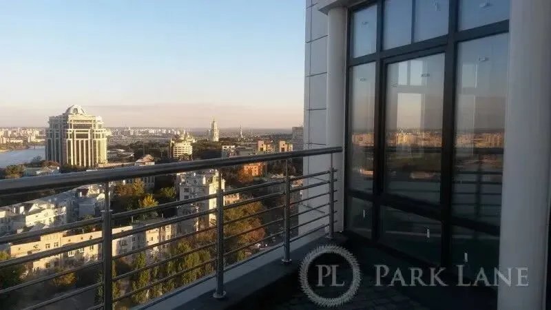 С террасы можно любоваться Днепром С террасы можно любоваться Днепром