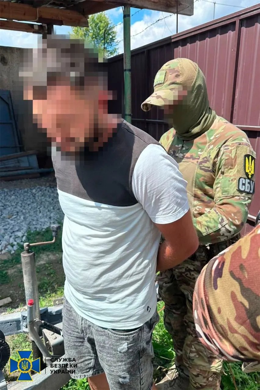 В настоящее время организаторам преступной деятельности сообщено о подозрении по ч. 3 ст. 332 Уголовного кодекса Украины