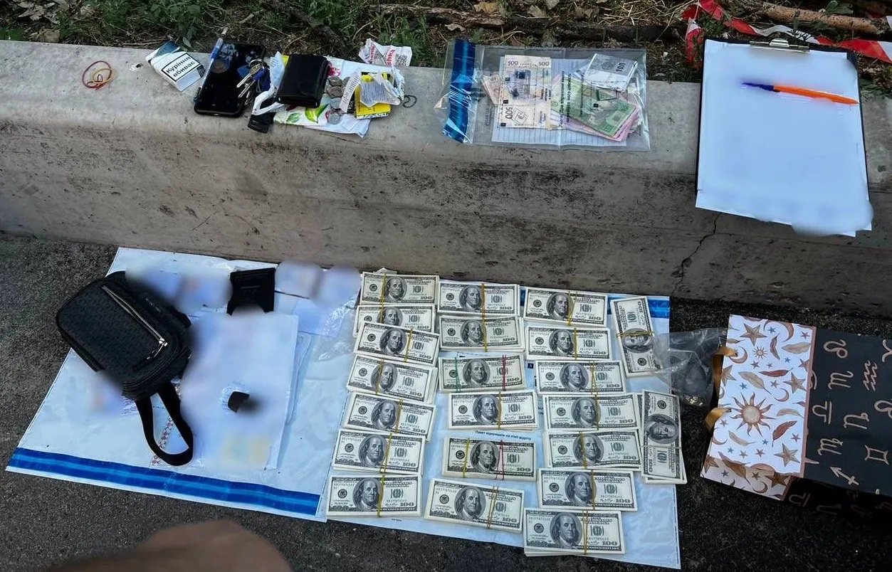 Посадовці вимагали від керівника підприємства, яке надає послуги з пасажирських перевезень маршрутними таксі, хабаря