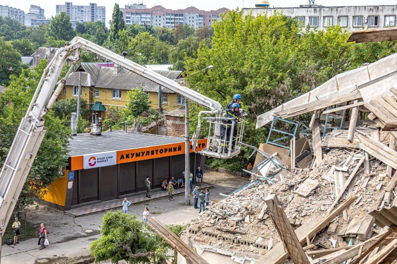 Рятувальники розбирають завали у Харкові