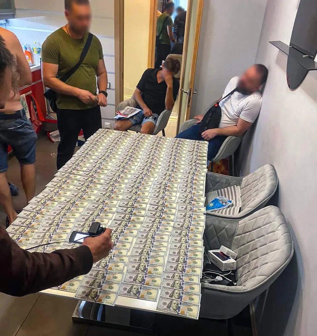 Силовики изъяли почти 90 000 долларов США Силовики изъяли почти 90 000 долларов США