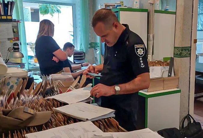 Правоохоронці вилучили документи, які підтверджують злочинну діяльність посадовців