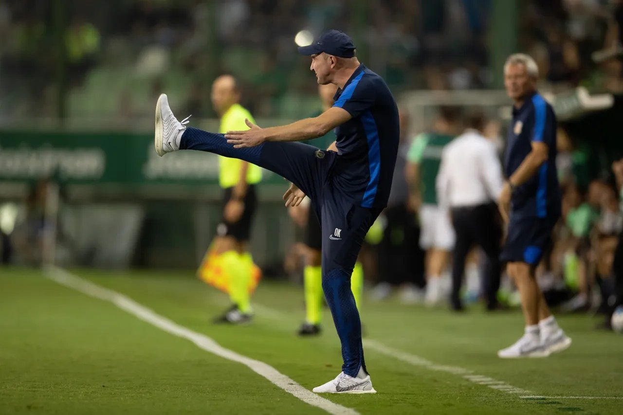 Олександр Кучер заробив жовту картку за суперечки з арбітрами