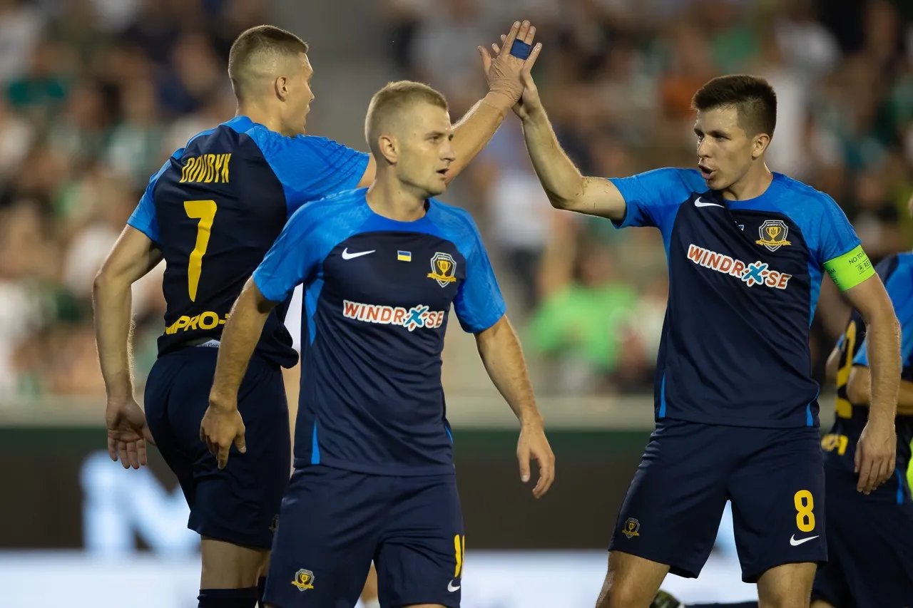 Довбик приймає привітання після забитого голу