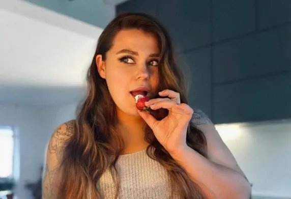 Солистка KAZKA Александра Зарицкая