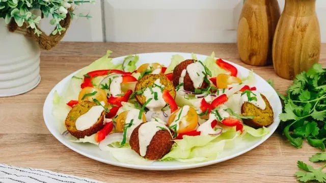 Салат с фалафелем на завтрак
