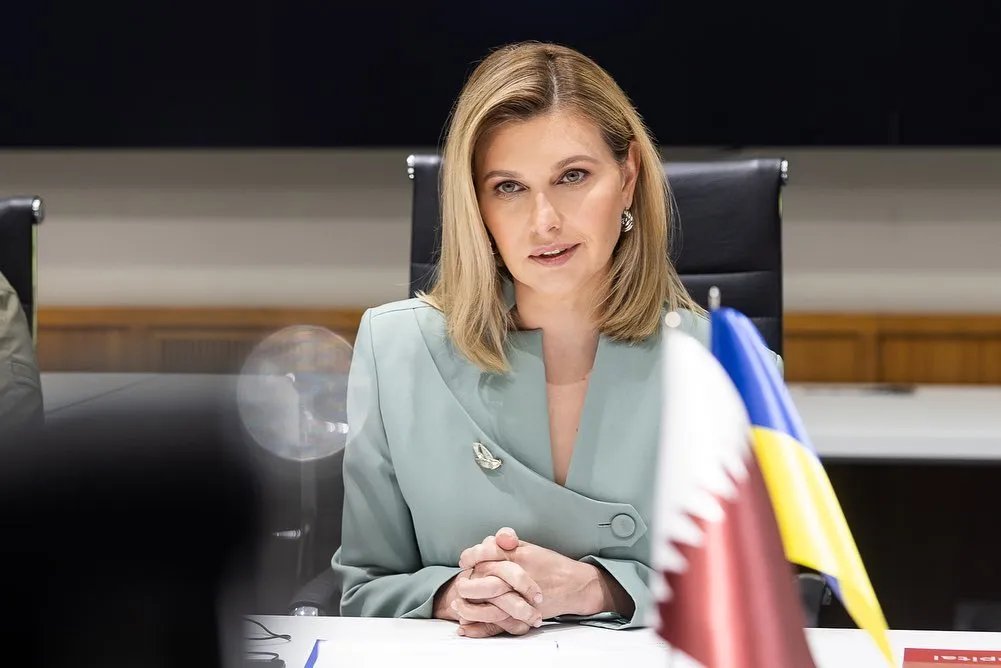 До аутфіту пані Зеленська обрала доволі масивні срібні сережки у формі підвісок-напівкілець з цікавим плетінням
