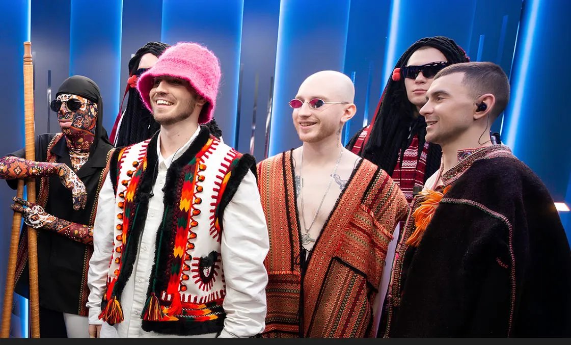 Соліст гурту Kalush Олег Псюк на виступи під концертний жупан носив саме таку рожеву панаму, вив'язану з вовни