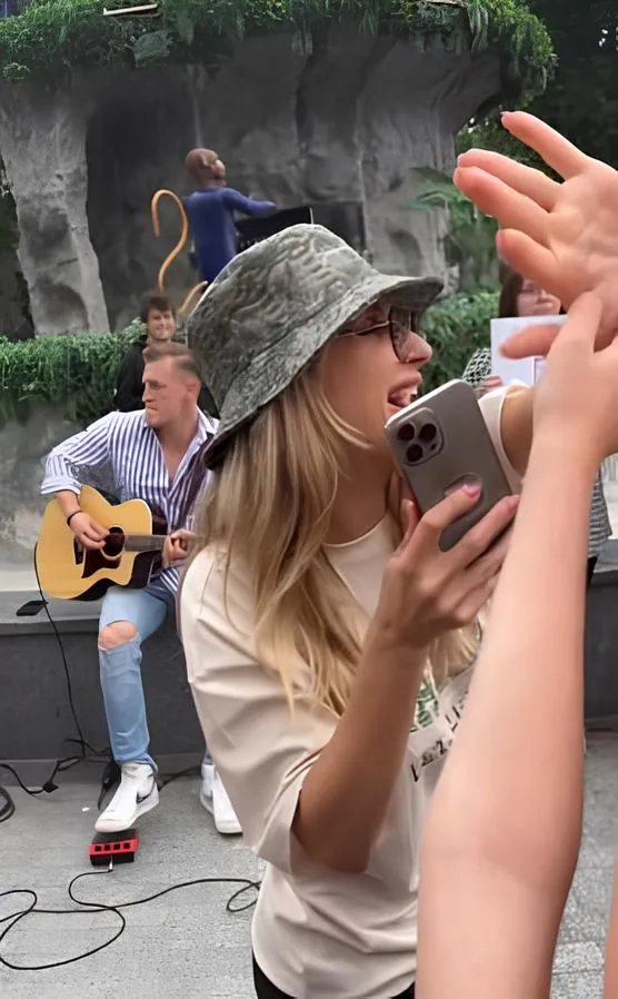 Лобода в модній панамі захисного кольору під час вуличного виступу в Шевченківському саду