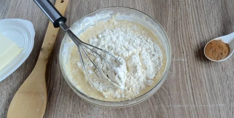 Просіяне борошно треба всипати невеликими порціями