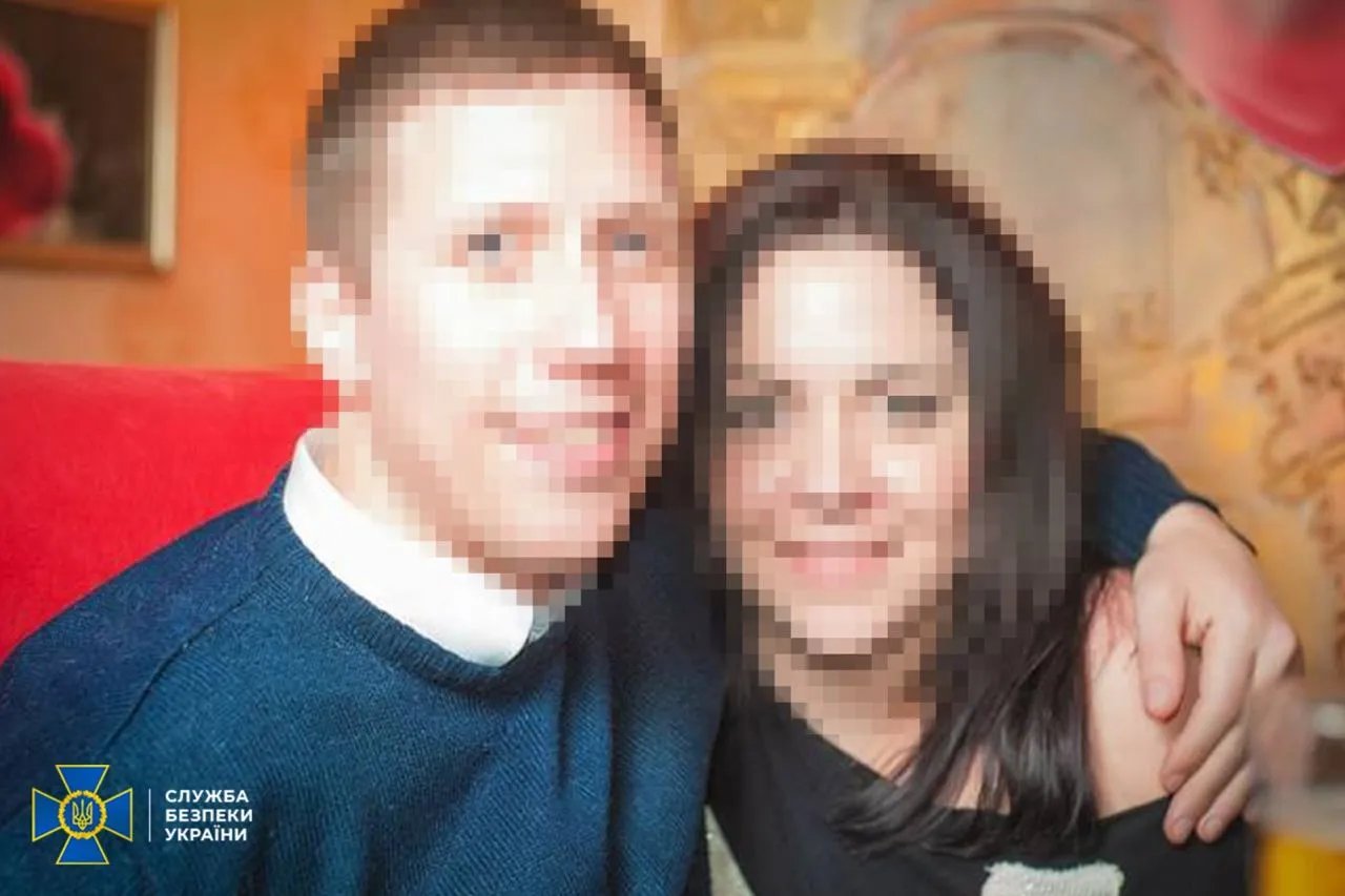 На фото, ймовірно, затриманий агент та його дружина